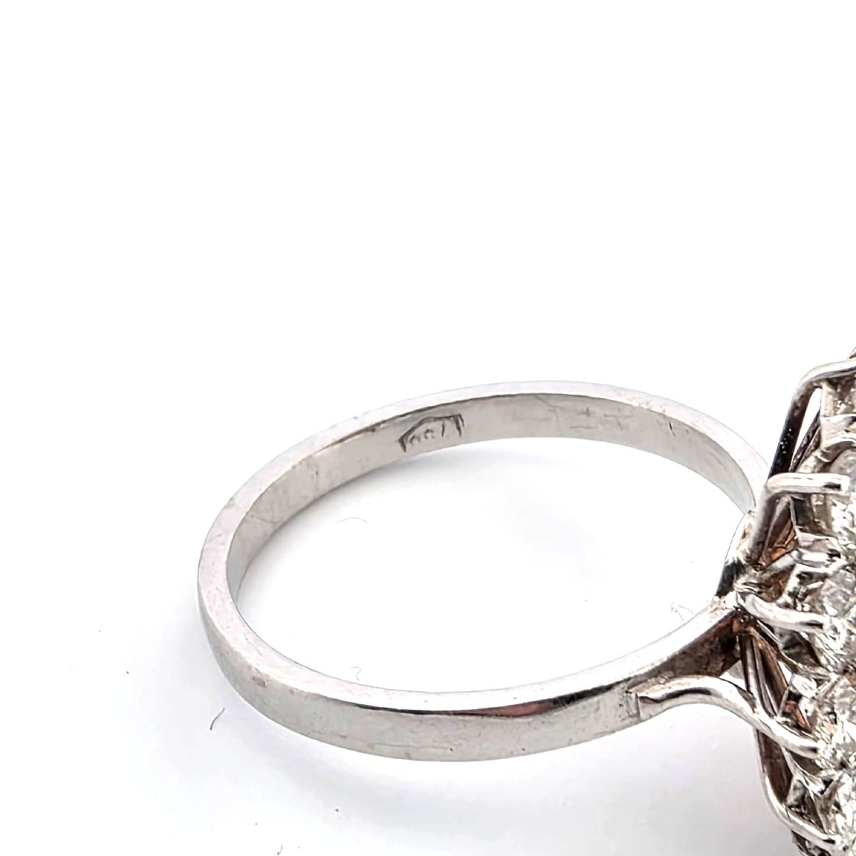 Anello in oro bianco con grande opale e diamanti a contorno-photo-1