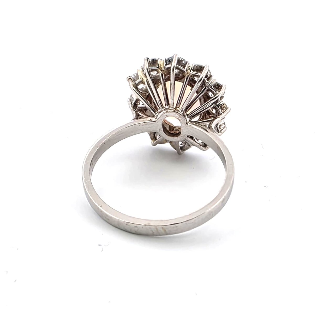 Anello in oro bianco con grande opale e diamanti a contorno-photo-2