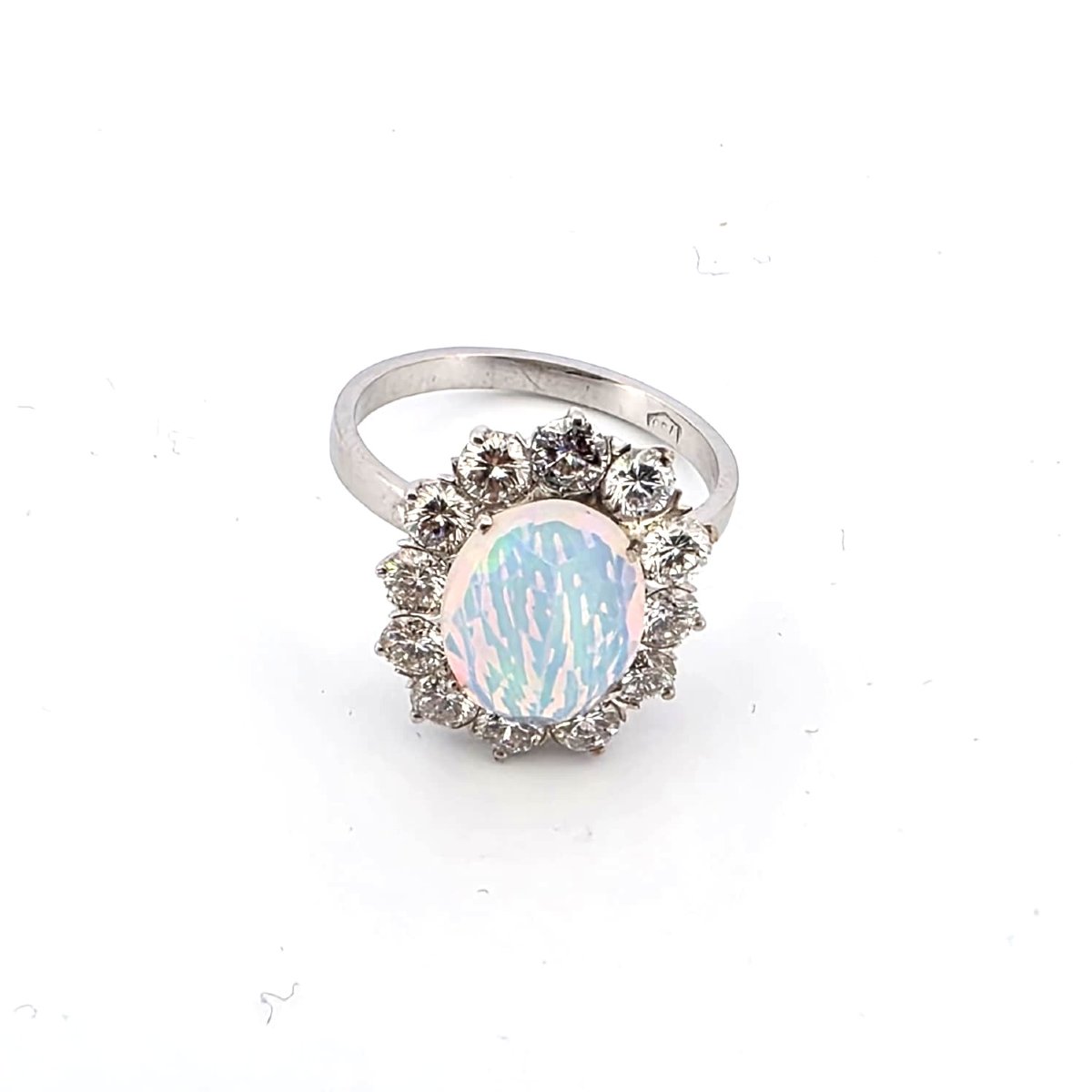 Anello in oro bianco con grande opale e diamanti a contorno-photo-3