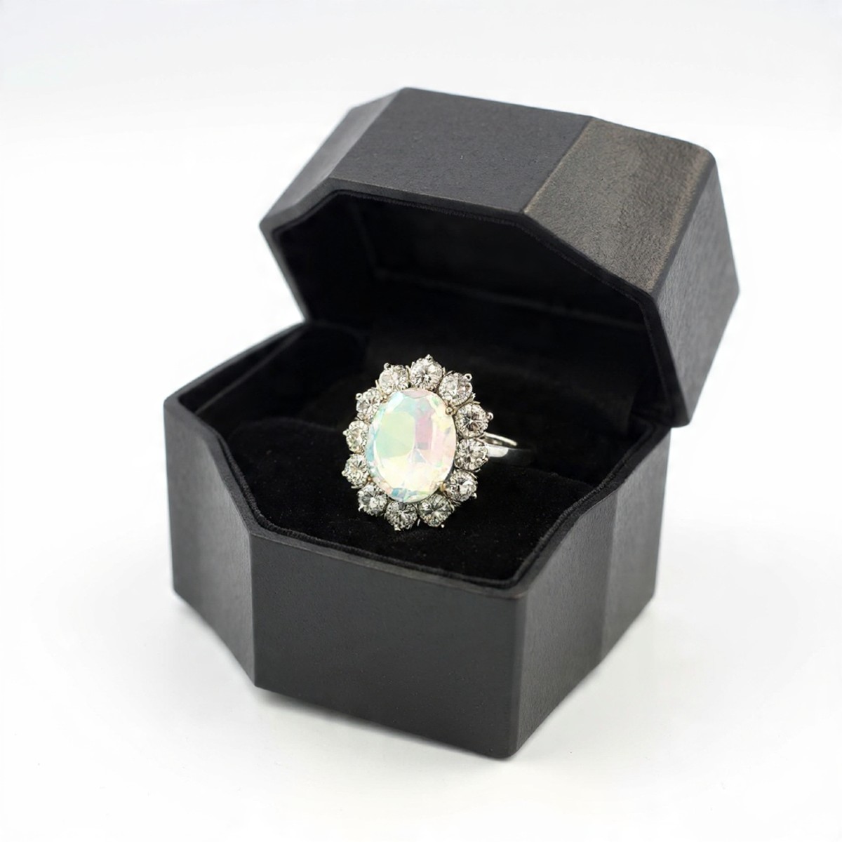 Anello in oro bianco con grande opale e diamanti a contorno