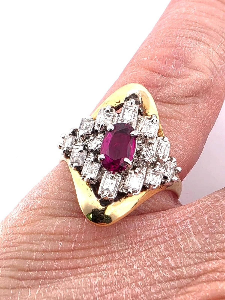 Anello in oro giallo 18 kt con rubino centrale e diamanti a contorno-photo-1