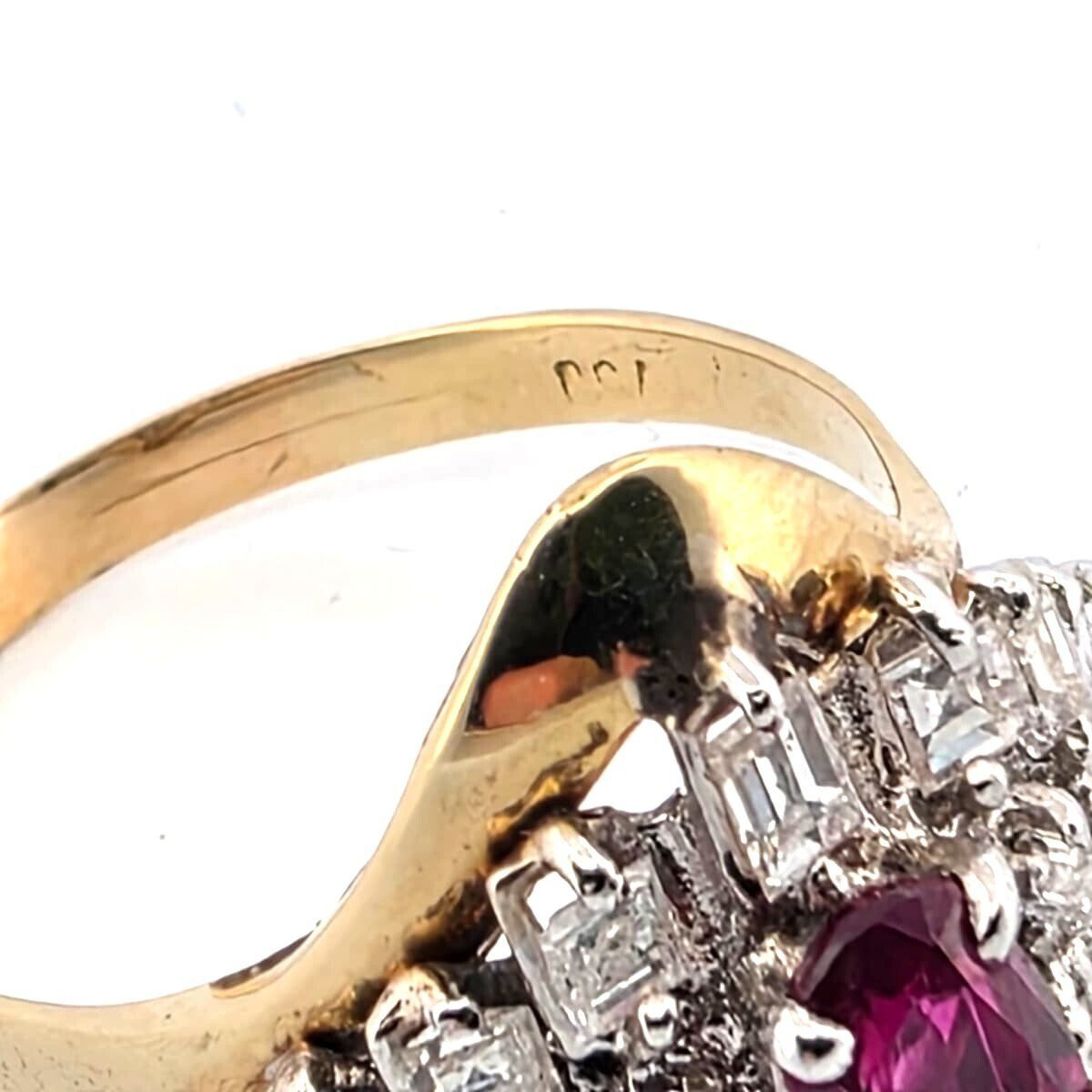 Anello in oro giallo 18 kt con rubino centrale e diamanti a contorno-photo-3