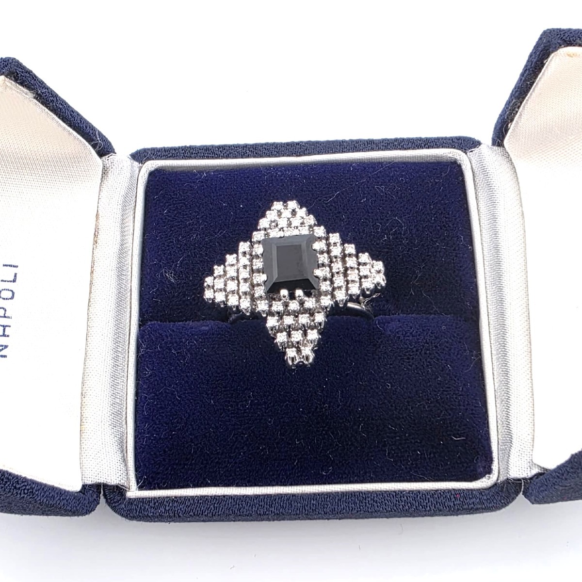 Anello in oro bianco 18kt con zaffiro e diamanti