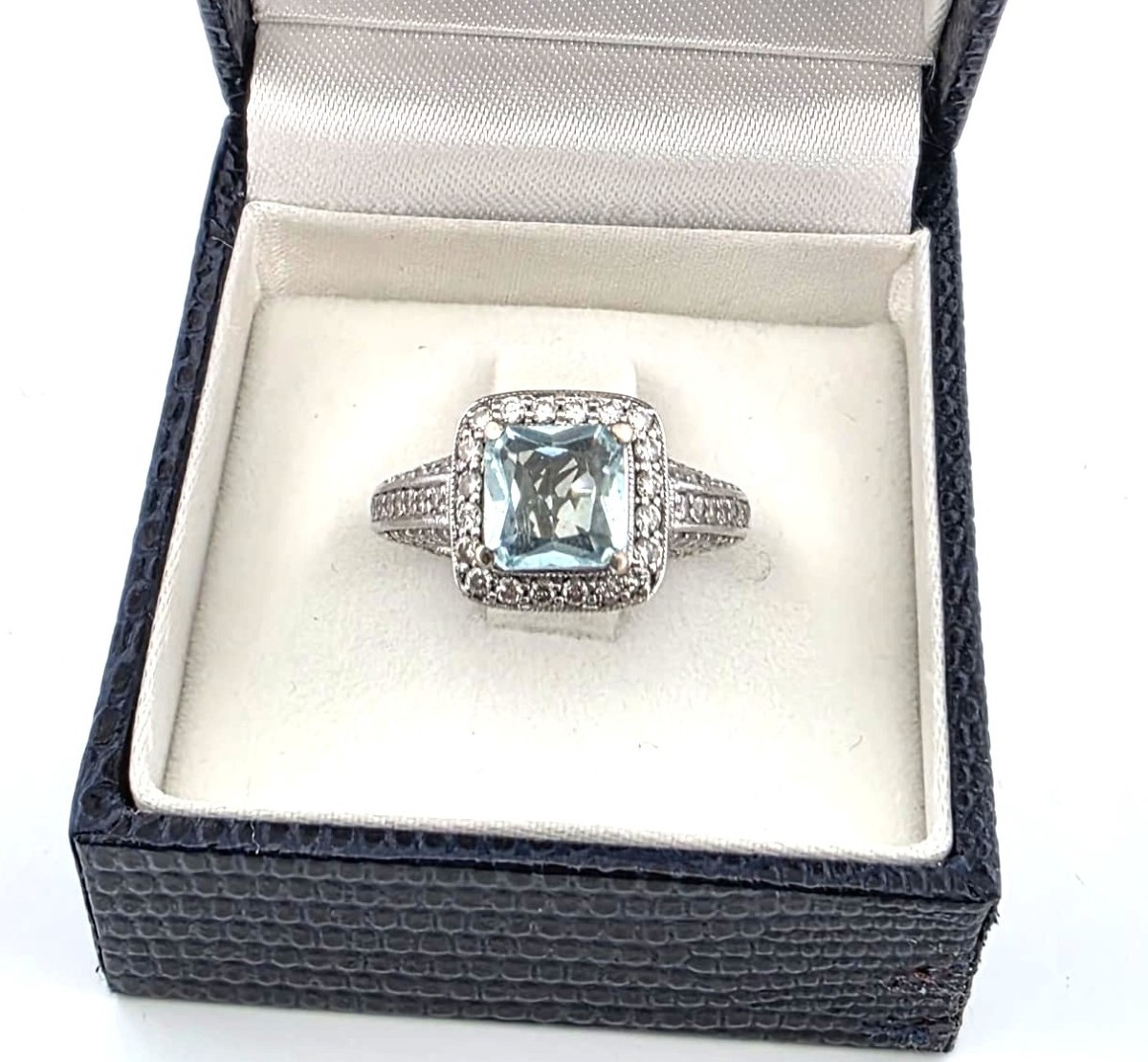 Anello in oro bianco 18kt con acquamarina e diamanti