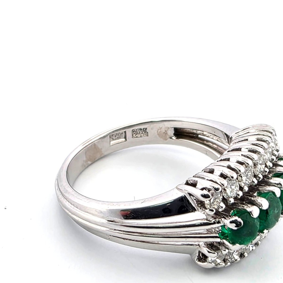 Anello in oro bianco 18kt con smeraldi e diamanti-photo-3