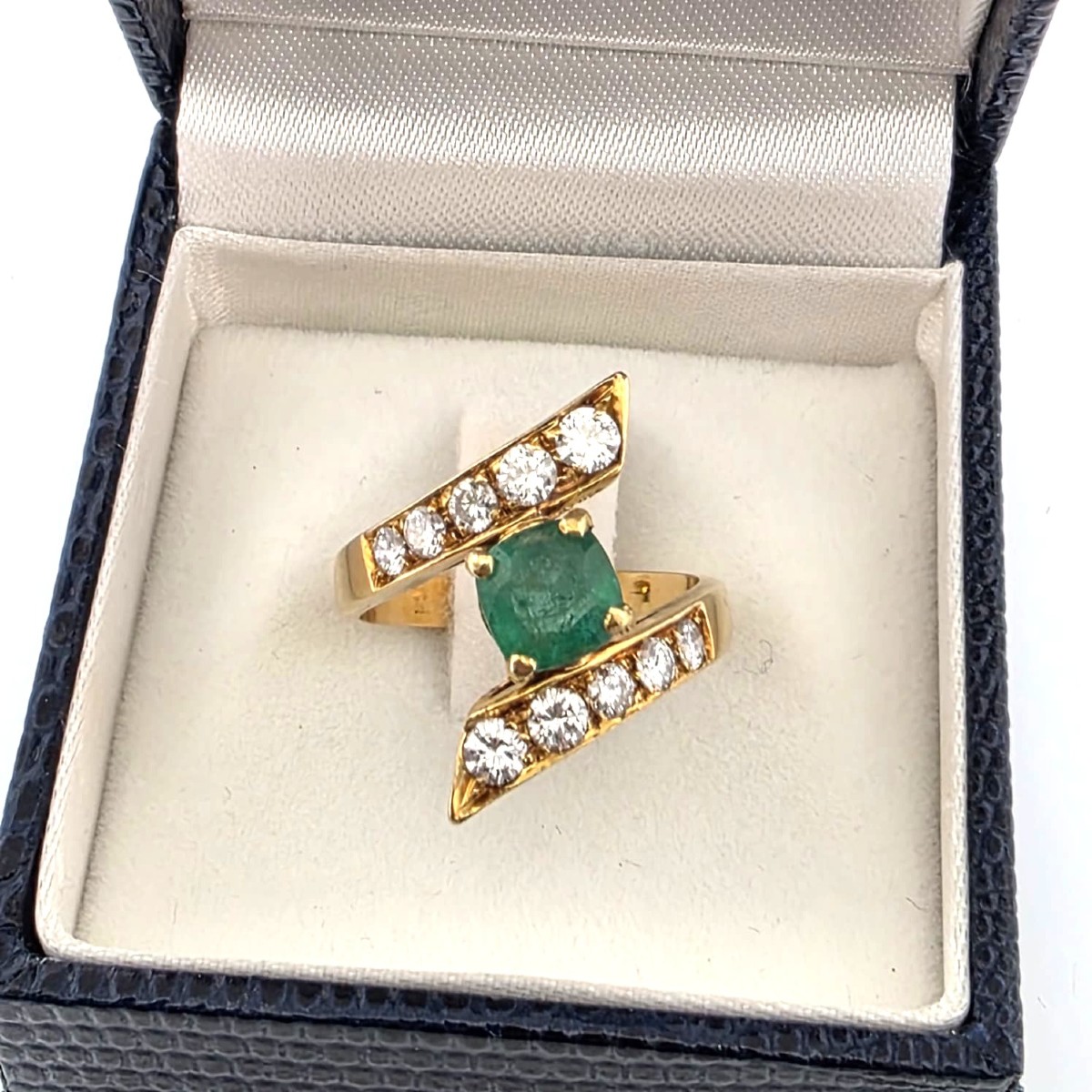 Anello vintage 1950 ca in oro giallo massiccio con smeraldo Ct 0.50 e diamanti Ct 0.80