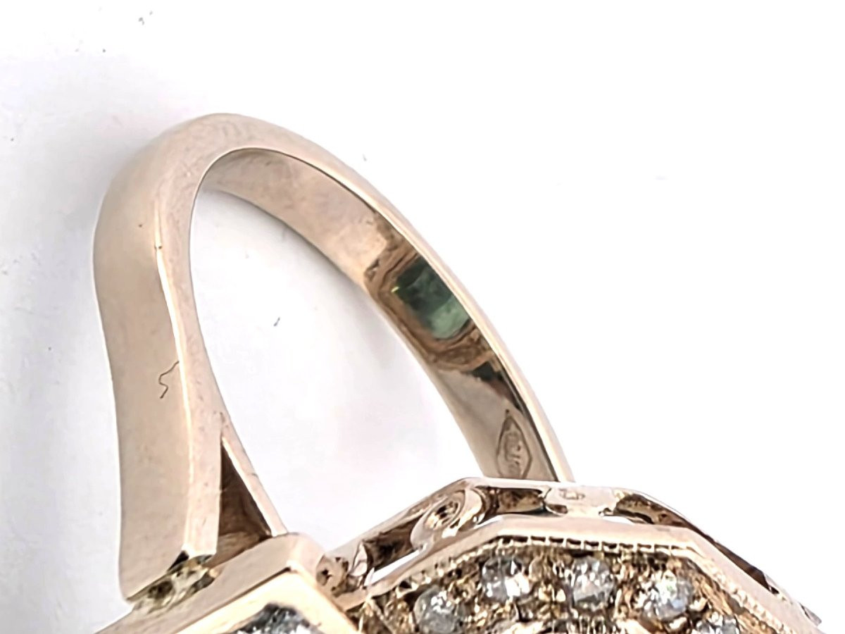 Anello in oro giallo 18 kt con smeraldo centrale e diamanti a contorno-photo-1