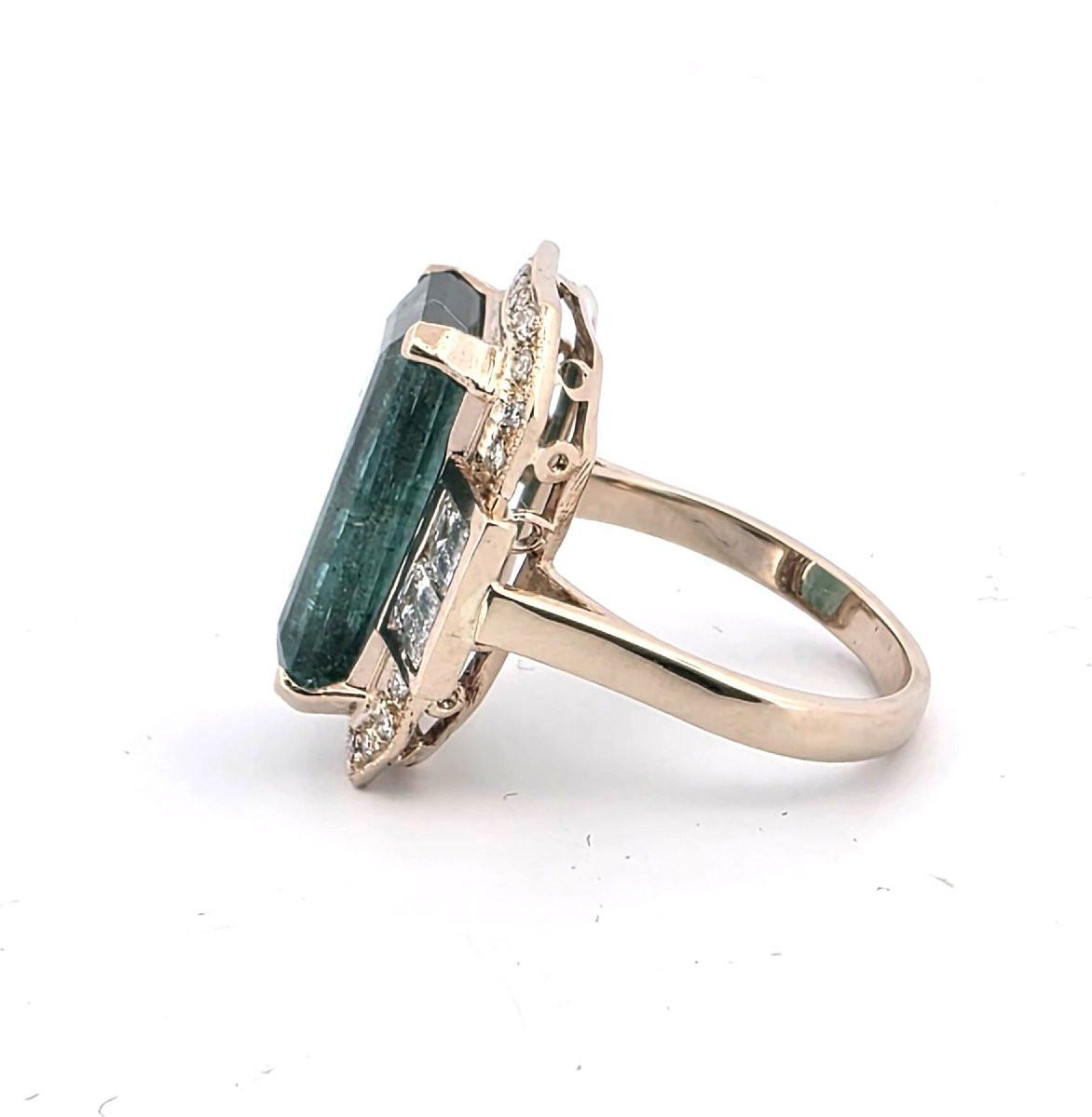 Anello in oro giallo 18 kt con smeraldo centrale e diamanti a contorno-photo-3