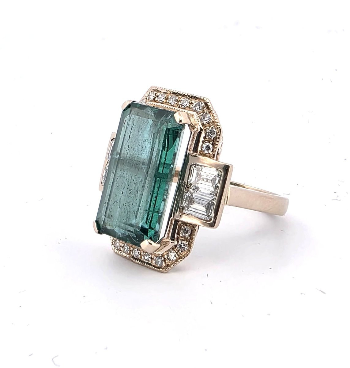 Anello in oro giallo 18 kt con smeraldo centrale e diamanti a contorno-photo-7