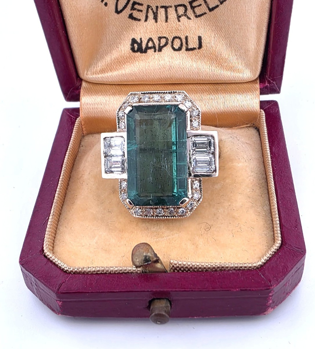 Anello in oro giallo 18 kt con smeraldo centrale e diamanti a contorno