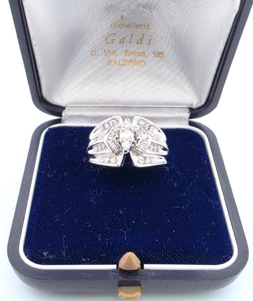 Anello in oro bianco con diamanti