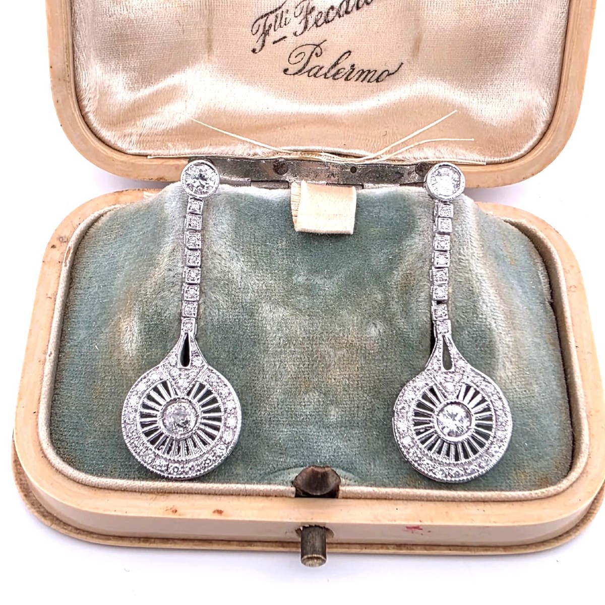 Orecchini di fattura anni 30' in oro bianco 18kt con diamanti