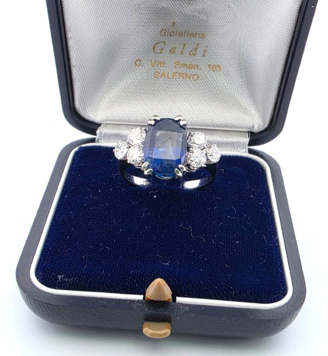 Anello in oro bianco 18 kt con zaffiro naturale burma e diamanti