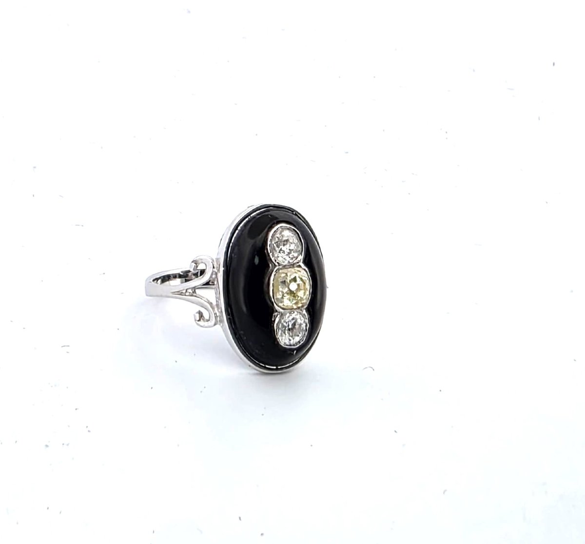 Anello in oro bianco 18kt con tre diamanti old mine-photo-3