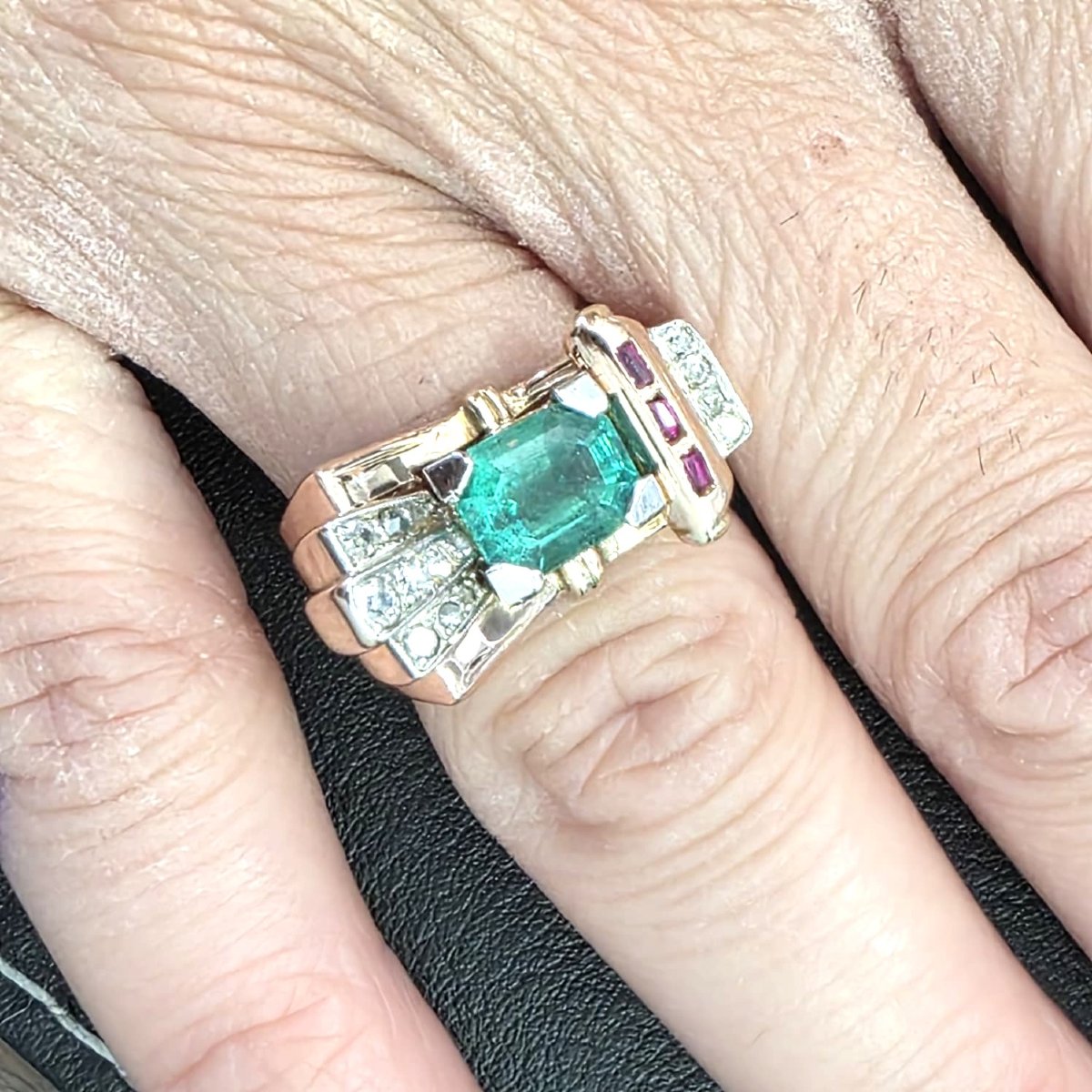 Anello anni 90' in oro giallo 18kt con smeraldo diamanti e rubini-photo-2