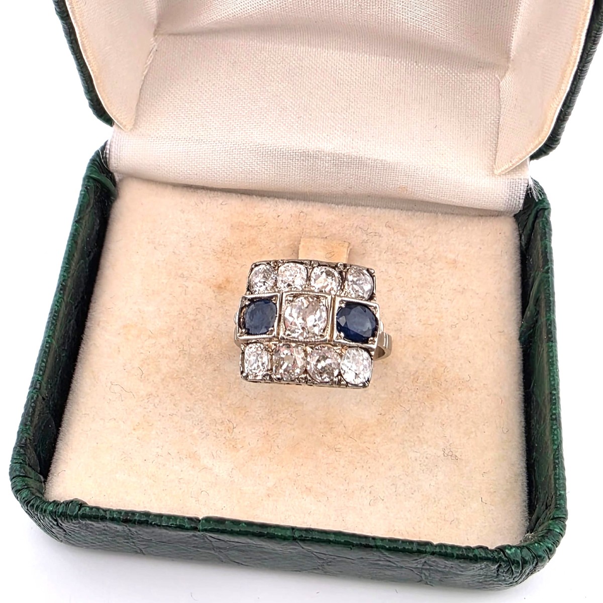 Anello in oro bianco 18kt con zaffiri e diamanti