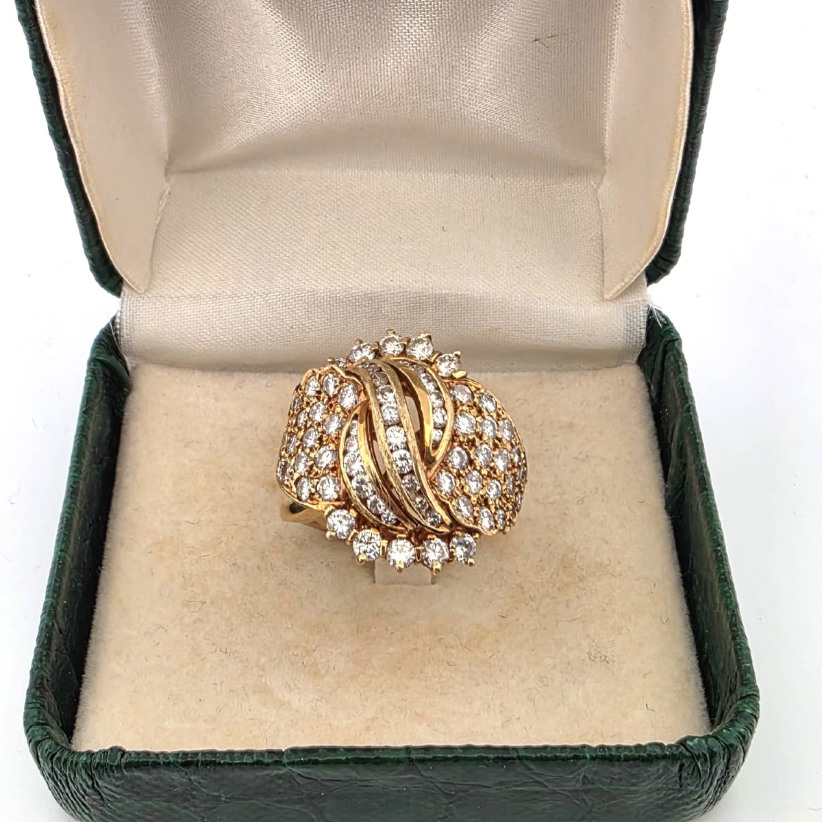 Anello in oro giallo 18kt con pavè di diamanti