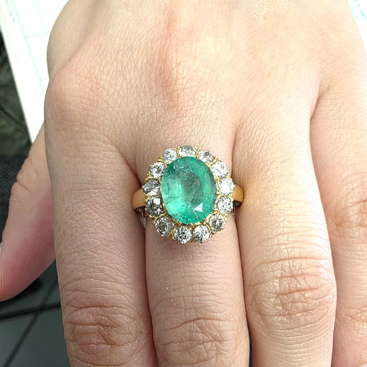 Anello in oro giallo 18kt con smeraldo centrale e diamanti-photo-1