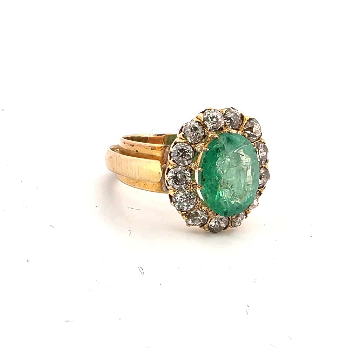 Anello in oro giallo 18kt con smeraldo centrale e diamanti-photo-5