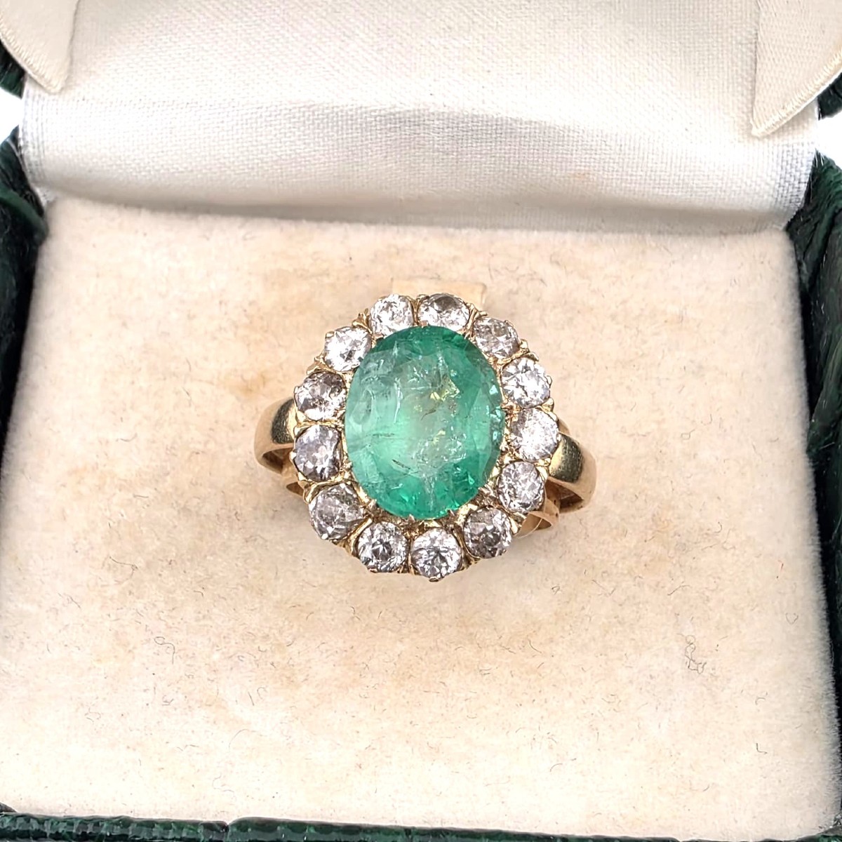 Anello in oro giallo 18kt con smeraldo centrale e diamanti