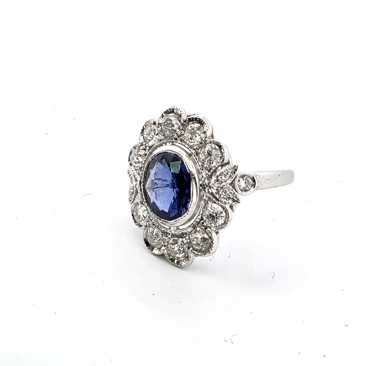 Anello in oro bianco 18kt con zaffiro centrale e diamanti a contorno-photo-3