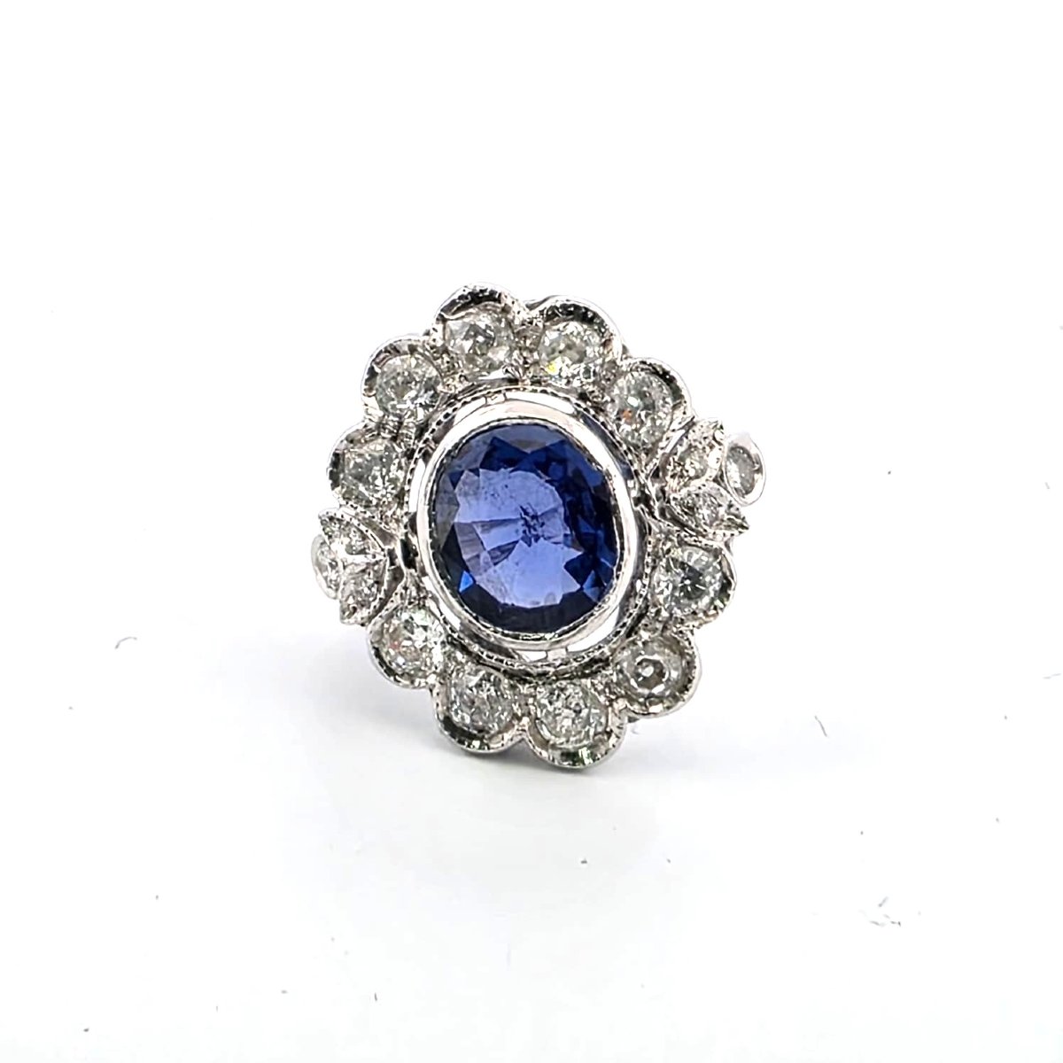 Anello in oro bianco 18kt con zaffiro centrale e diamanti a contorno-photo-4