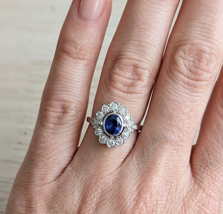 Anello in oro bianco 18kt con zaffiro centrale e diamanti a contorno-photo-1