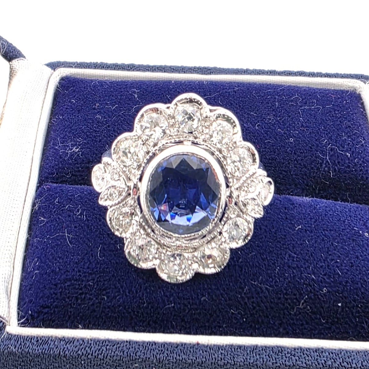 Anello in oro bianco 18kt con zaffiro centrale e diamanti a contorno