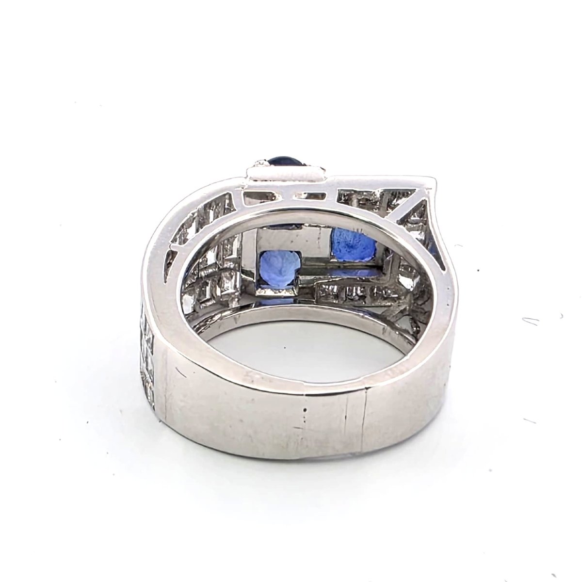 Anello fascione in oro bianco 18kt con zaffiri e diamanti-photo-2