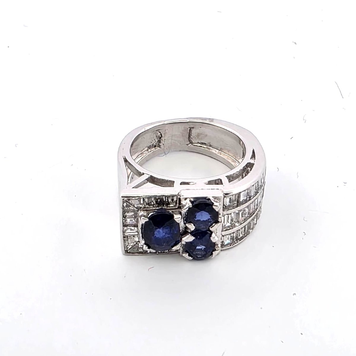 Anello fascione in oro bianco 18kt con zaffiri e diamanti-photo-3