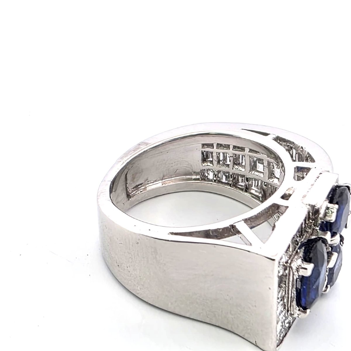 Anello fascione in oro bianco 18kt con zaffiri e diamanti-photo-4