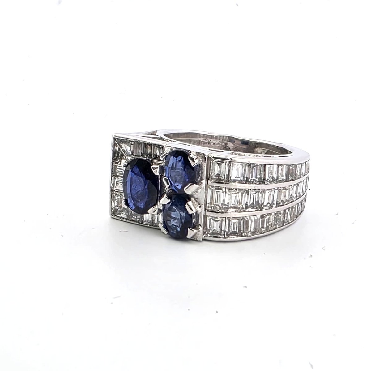 Anello fascione in oro bianco 18kt con zaffiri e diamanti-photo-6