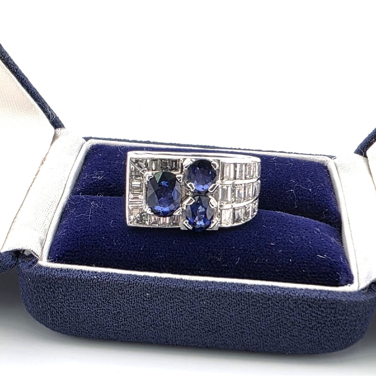 Anello fascione in oro bianco 18kt con zaffiri e diamanti-photo-8