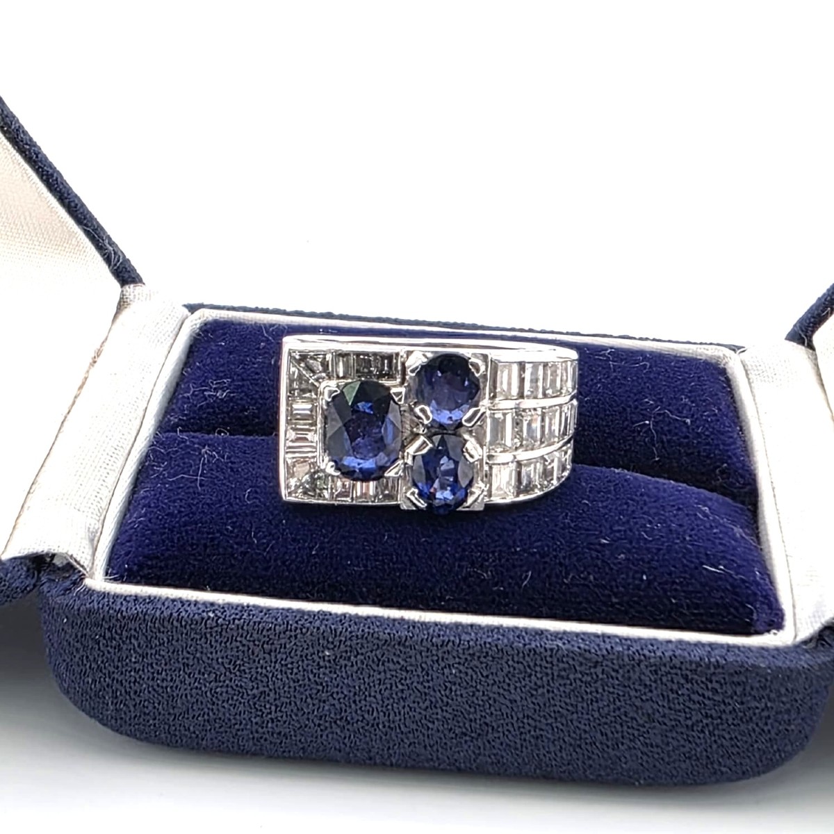 Anello fascione in oro bianco 18kt con zaffiri e diamanti