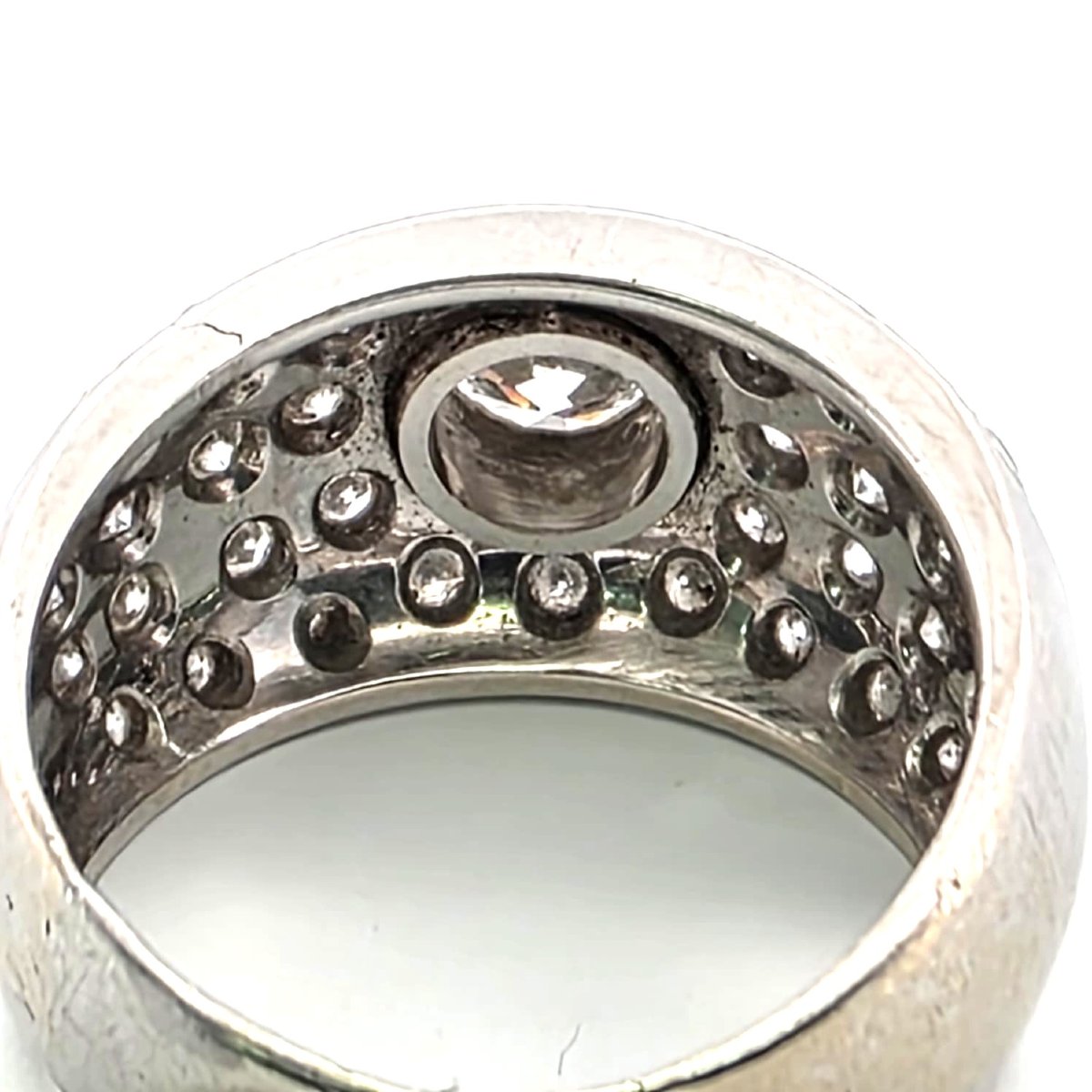 Anello in oro bianco massiccio con diamante centrale e pavè a contorno-photo-1