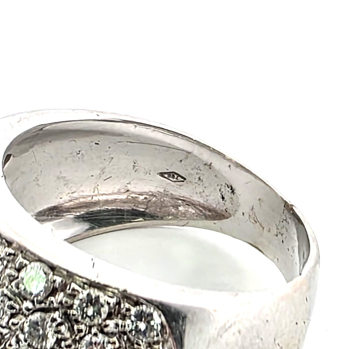 Anello in oro bianco massiccio con diamante centrale e pavè a contorno-photo-2