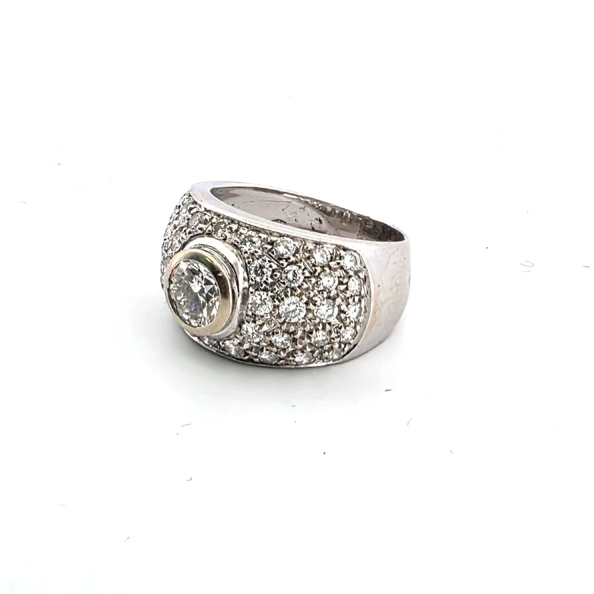 Anello in oro bianco massiccio con diamante centrale e pavè a contorno-photo-3