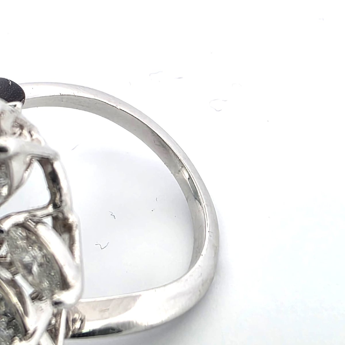 Anello in oro bianco con smeraldo centrale e diamanti-photo-2