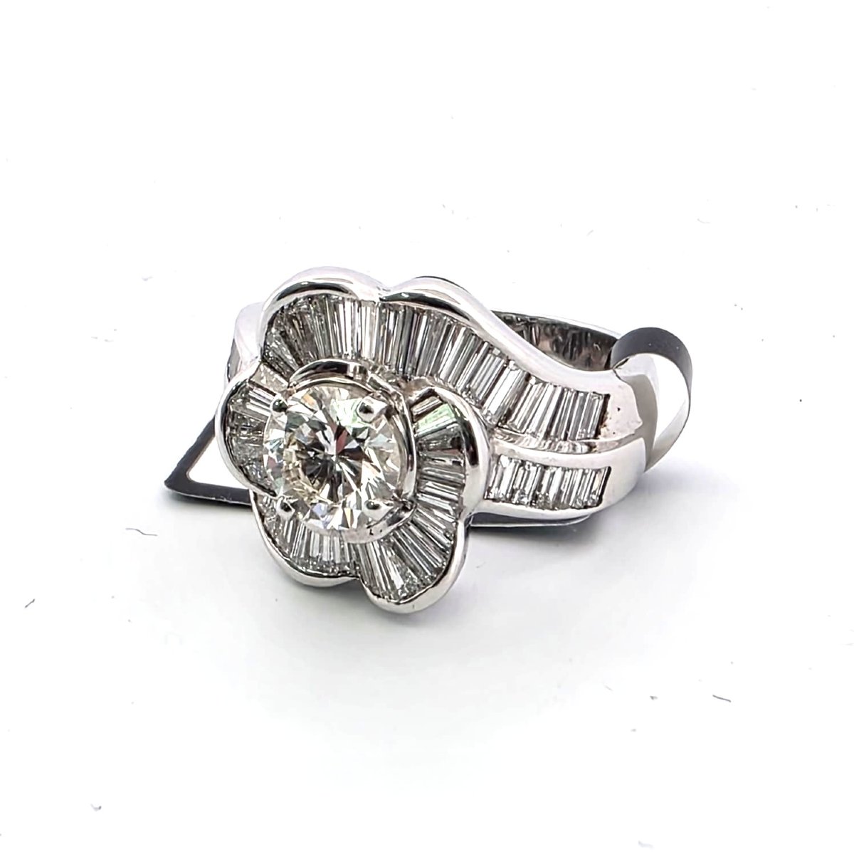 Anello fascia in oro bianco 18kt con diamante centrale e diamanti sul gambo-photo-1