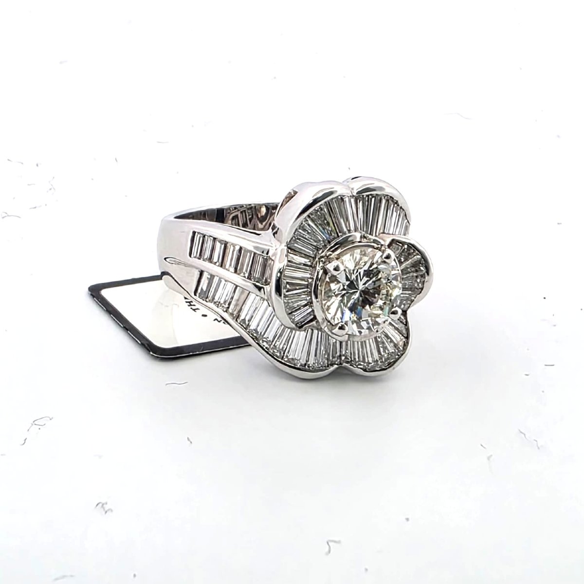 Anello fascia in oro bianco 18kt con diamante centrale e diamanti sul gambo-photo-2
