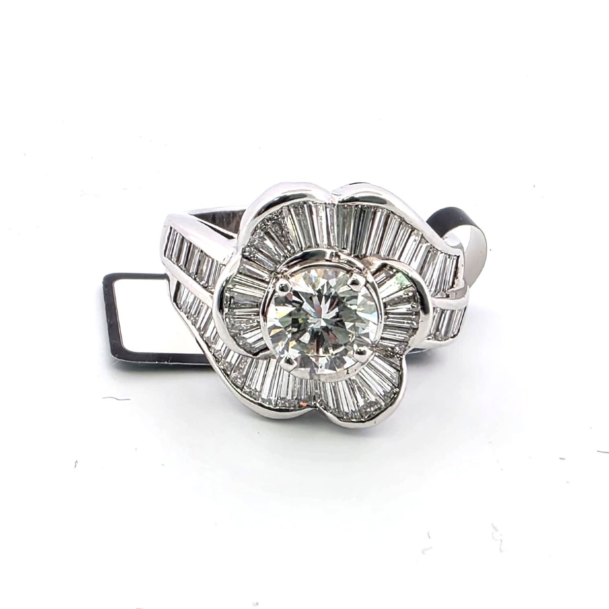 Anello fascia in oro bianco 18kt con diamante centrale e diamanti sul gambo-photo-3