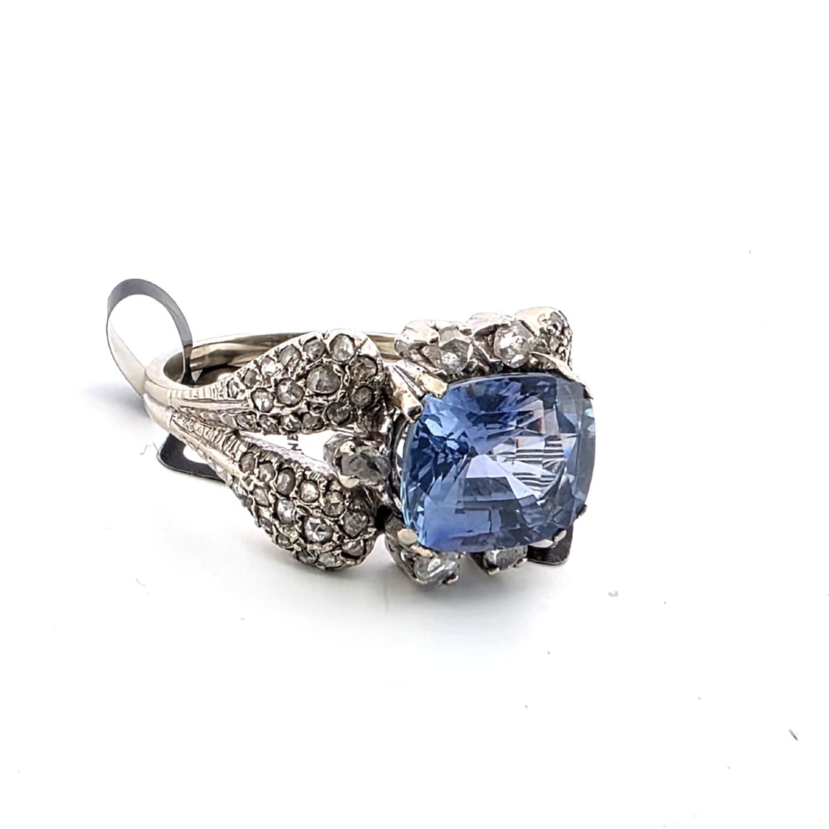 Anello in oro bianco 18kt con zaffiro ceylon e diamanti  Peso del gioiello: Gr 7,4  Corona: 18.-photo-2