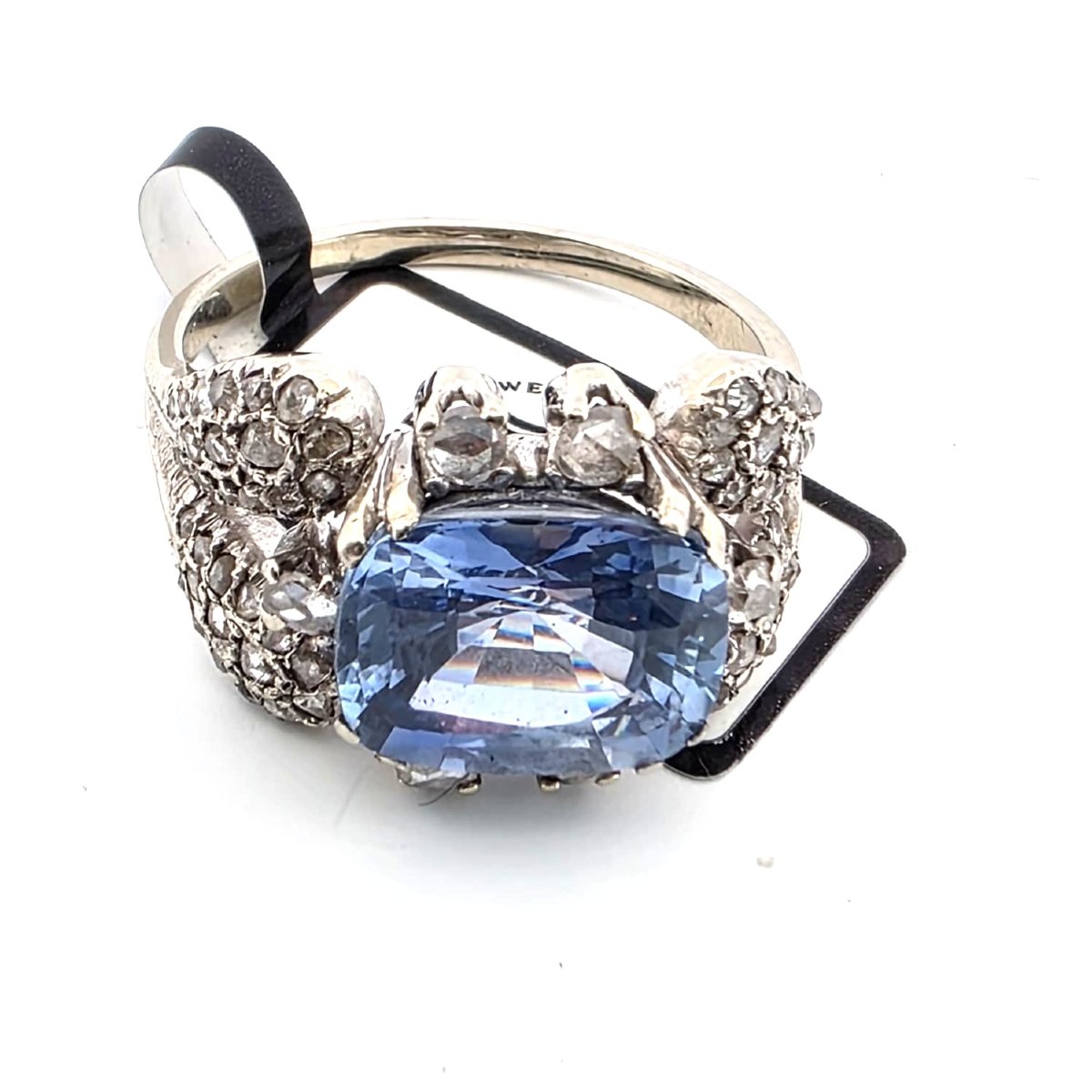 Anello in oro bianco 18kt con zaffiro ceylon e diamanti  Peso del gioiello: Gr 7,4  Corona: 18.-photo-2