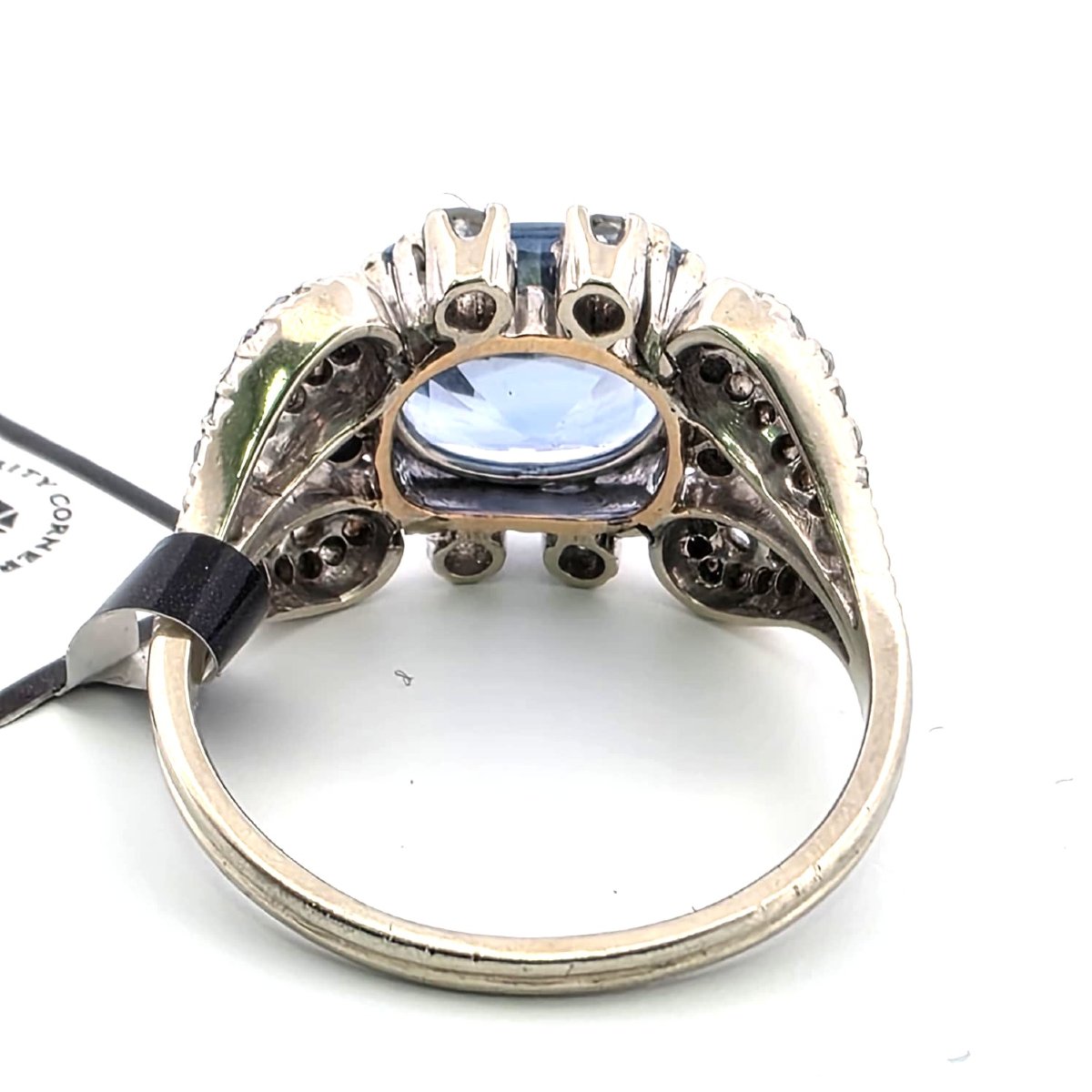 Anello in oro bianco 18kt con zaffiro ceylon e diamanti  Peso del gioiello: Gr 7,4  Corona: 18.-photo-3