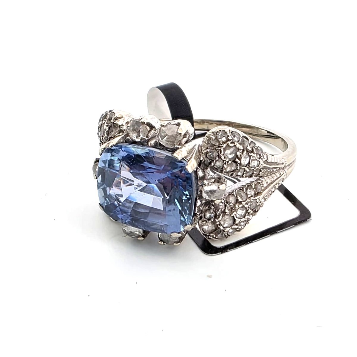 Anello in oro bianco 18kt con zaffiro ceylon e diamanti  Peso del gioiello: Gr 7,4  Corona: 18.-photo-5