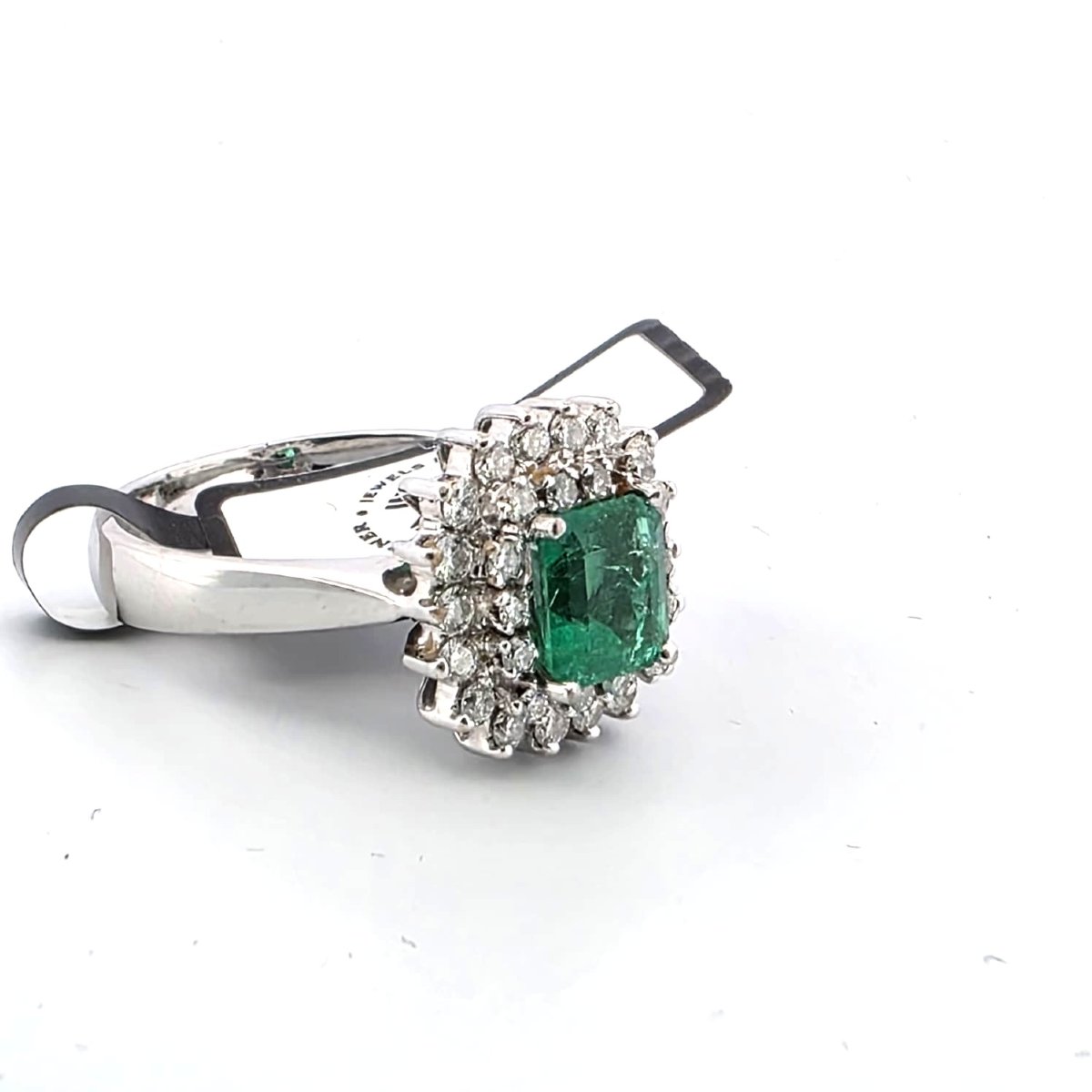 Anello in oro bianco 18kt con smeraldo centrale e diamanti a contorno-photo-2
