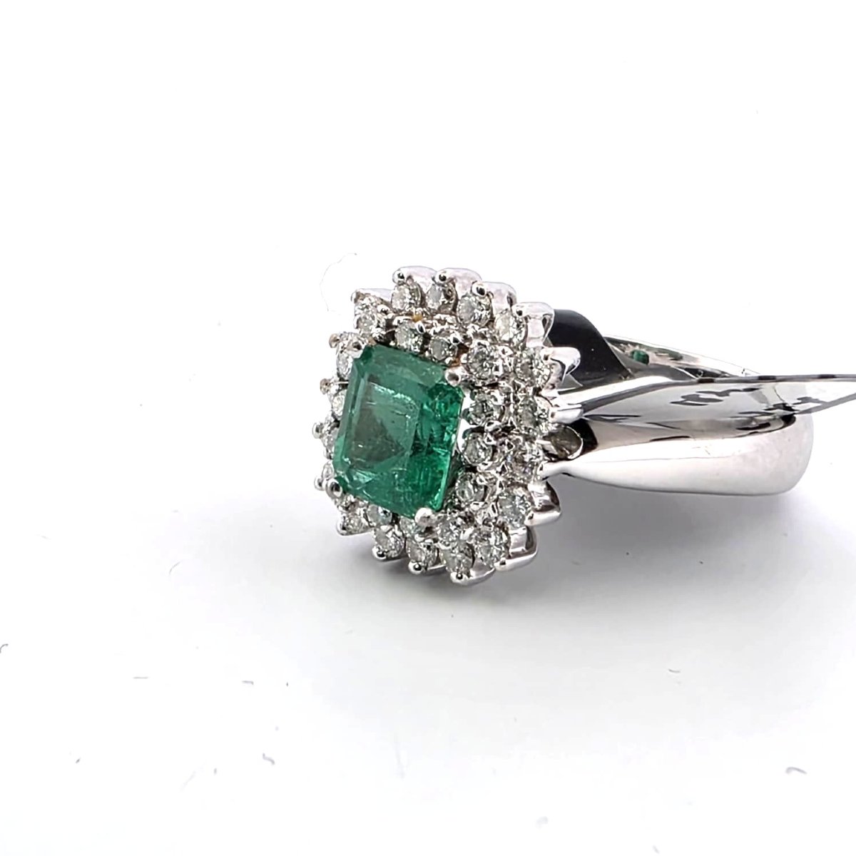 Anello in oro bianco 18kt con smeraldo centrale e diamanti a contorno-photo-3