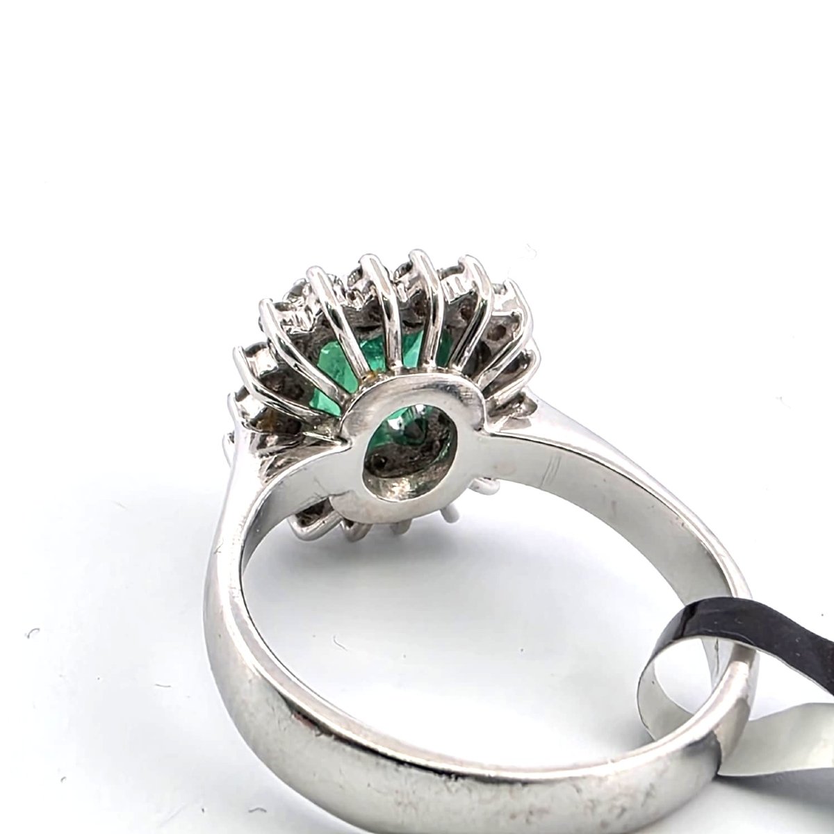 Anello in oro bianco 18kt con smeraldo centrale e diamanti a contorno-photo-1