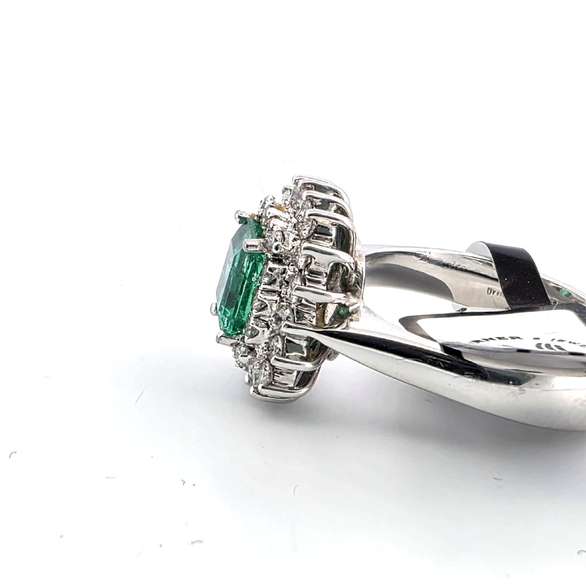 Anello in oro bianco 18kt con smeraldo centrale e diamanti a contorno-photo-2