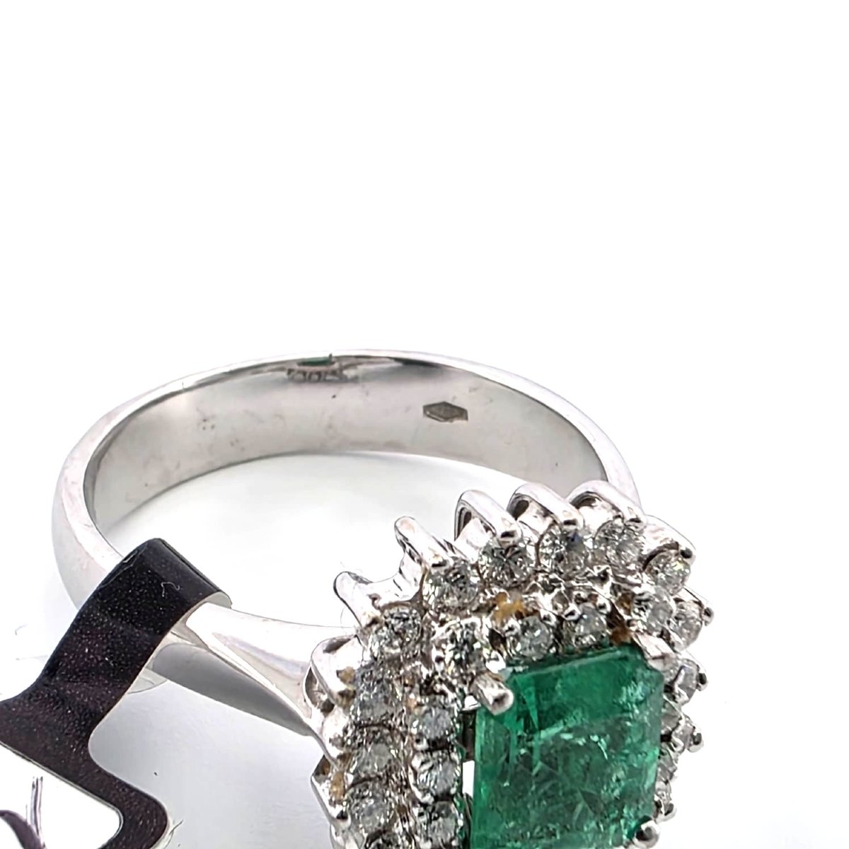 Anello in oro bianco 18kt con smeraldo centrale e diamanti a contorno-photo-3